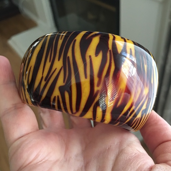 Lucite zebra pattern wide bangle bracelet - Picture 7 of 9